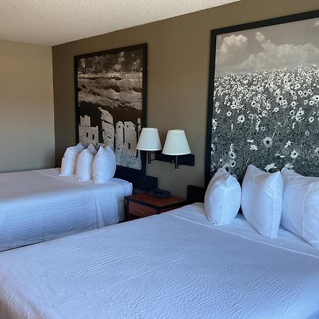 Super 8 By Wyndham Colorado Springs Airport Motel Luaran gambar
