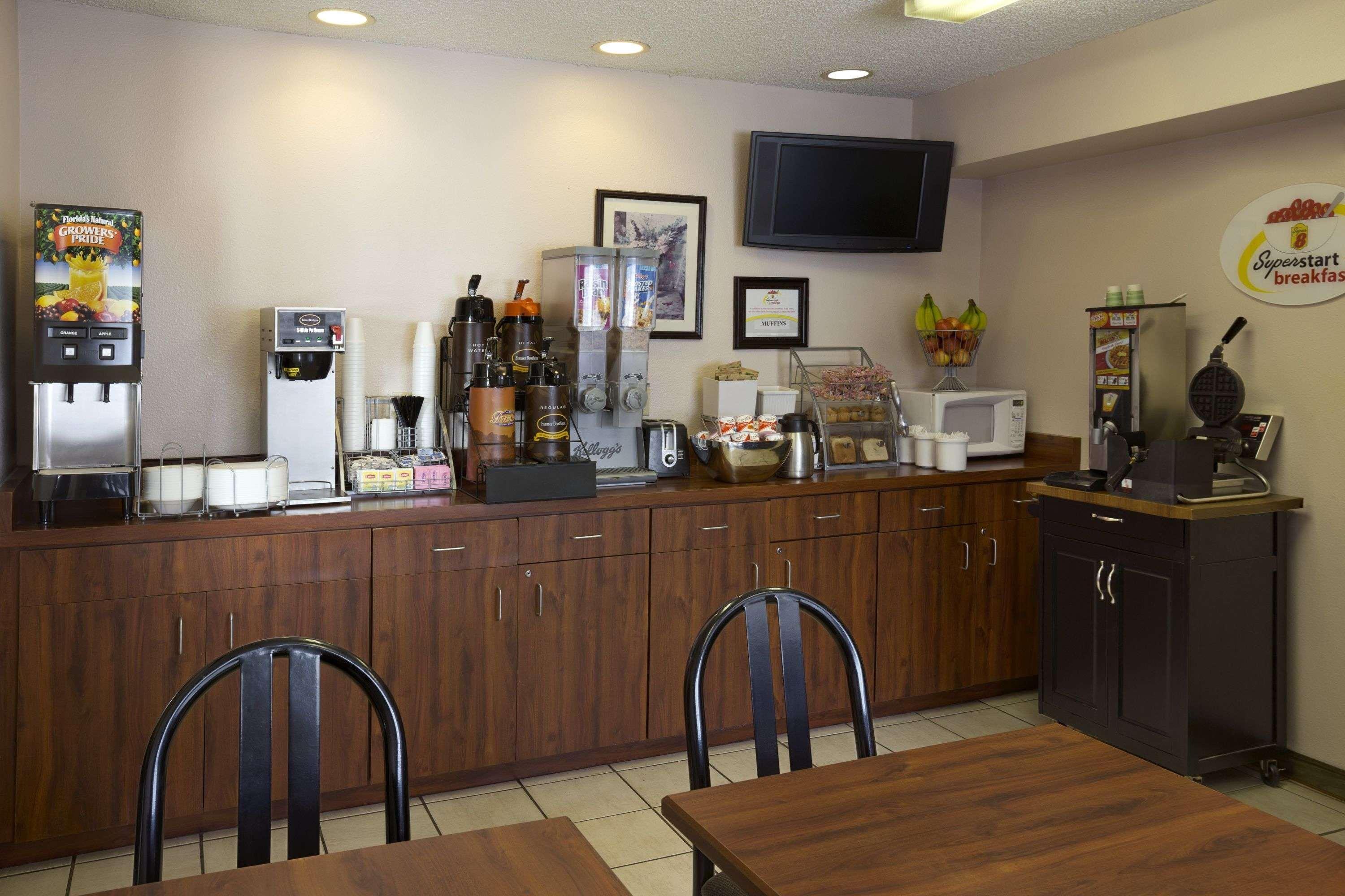 Super 8 By Wyndham Colorado Springs Airport Motel Luaran gambar